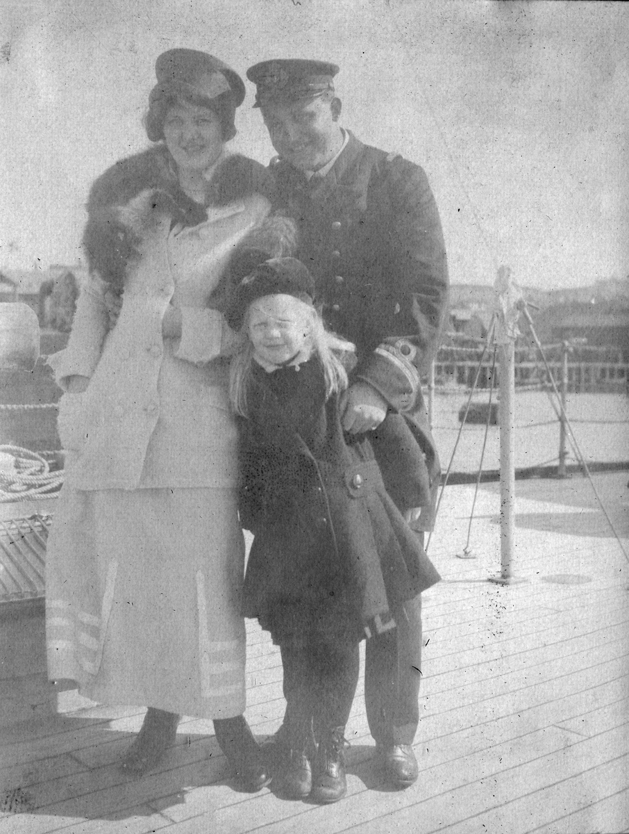 "På kanonbåten "Fridjof", Vardø sommeren, 1916. Løytnant Bjarne Sjong m .familie"