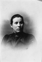 Atelierportrett av Sara Elefsen, f. 1865 i Salangen.