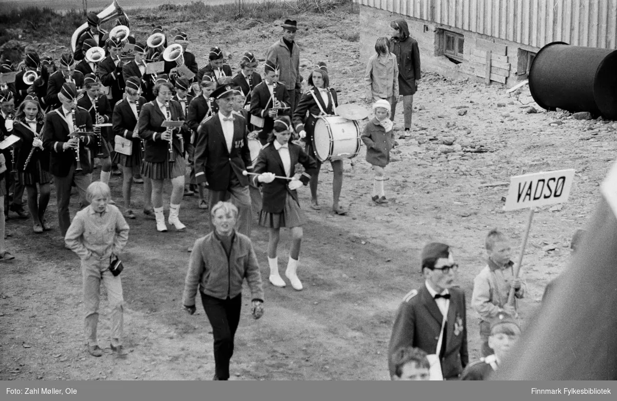 Fotografier fra Vadsø, juli 1969. Serie bilder av skolemusikkorps som paraderer i gatene.  Sangen og Musikkens dag i Vadsø 17.5.1968.