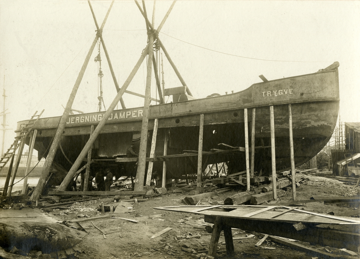 D/S 'Trygve' (b.1877, Akers Mekaniske Verksted, Oslo, Norge), - på slipp i Moss etter forliset i desember 1913.