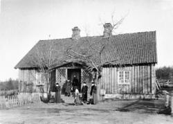 Sanne mellom, brukt som skolestue for Soli Bruk i Tune. Var 