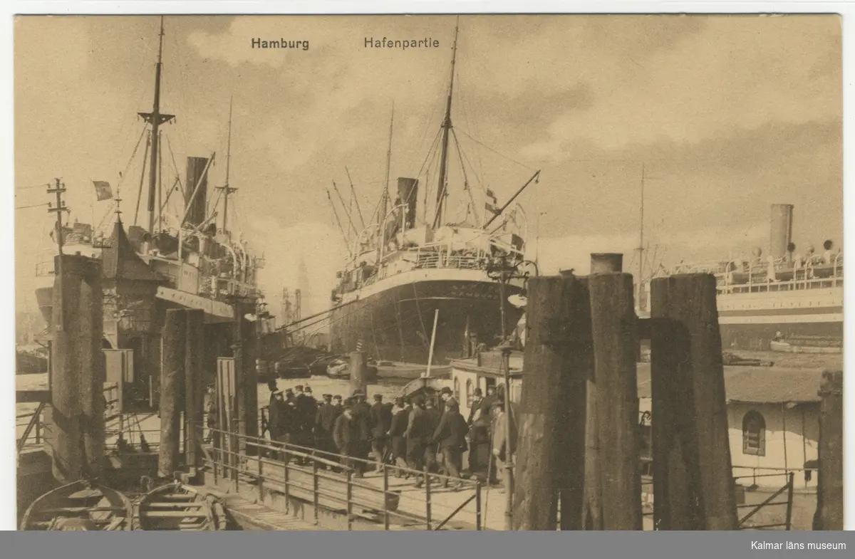 Hamburgs hamn med flera stora passagerarfartyg. Köande människor på kajen.