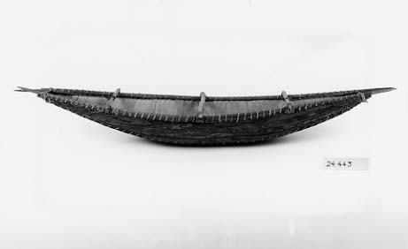 Fartygsmodell av kanot. Bottenbord plus 2 sidobord. Garnering.