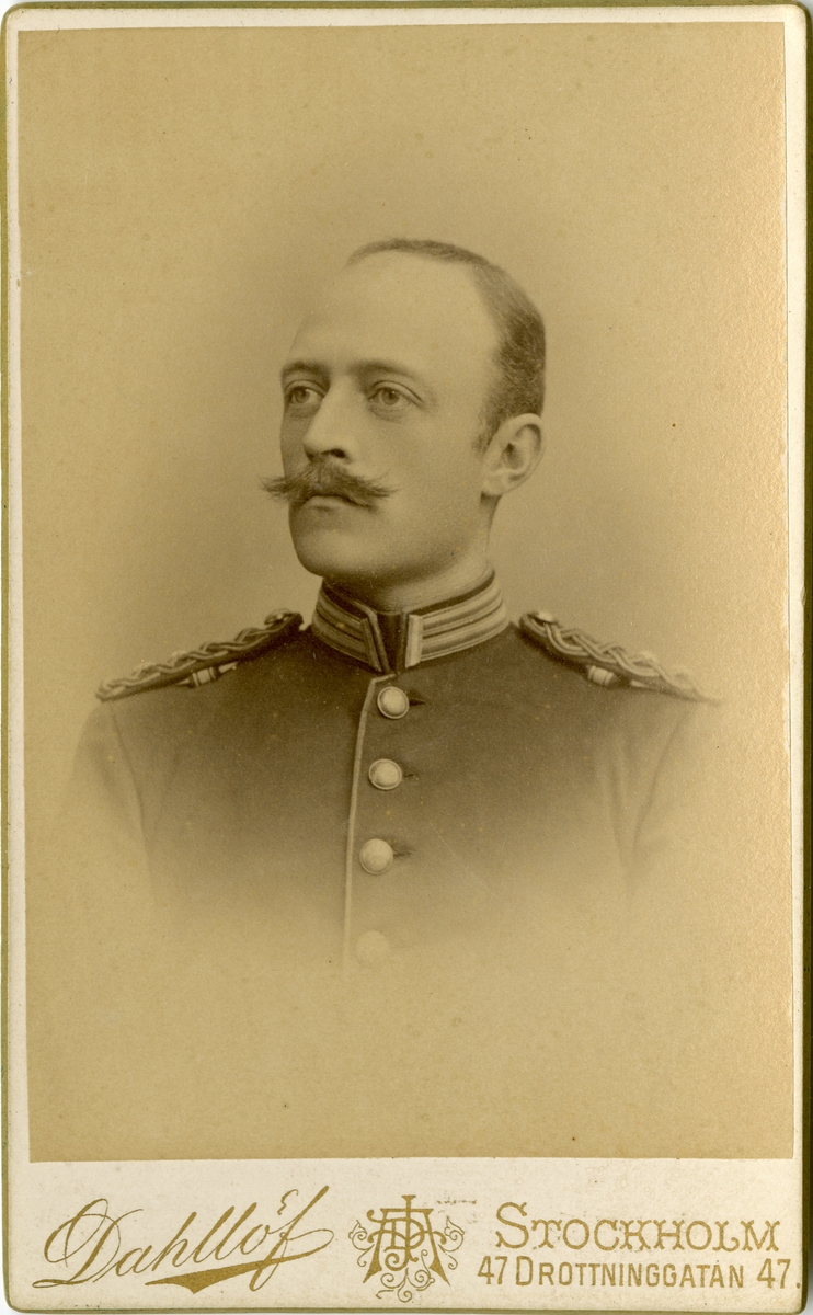 Porträtt av Johan Peter Fredrik Lundblad, överstelöjtnant vid Hälsinge regemente I 14.
Se även AMA.0007915.