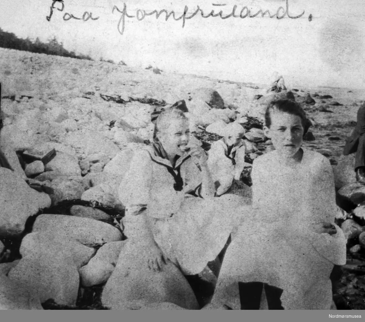 "Paa Jomfuland." Fra et fotoalbum tilhørende Ellinor Williams-Phakdikun (1905-1963). Kan være fra Kragerø. Fra Nordmøre museums fotosamlinger.