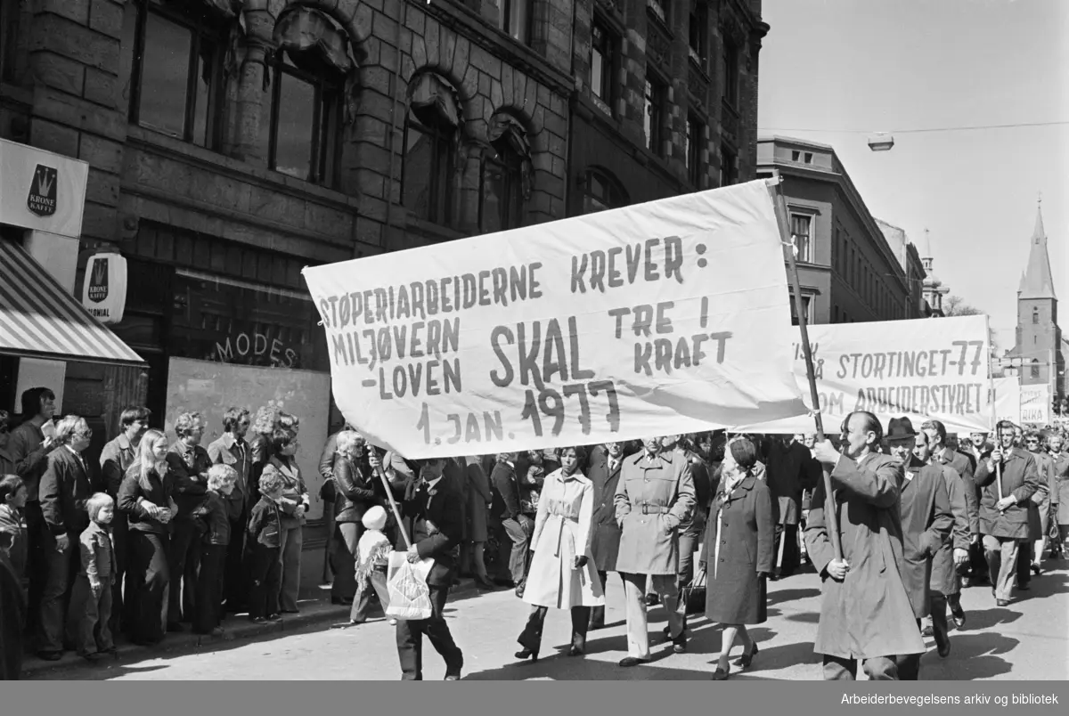 1. mai 1976 i Oslo.Demonstrasjonstog.Parole: Støperiarbeiderne krever: Miljøvernloven skal tre i kraft 1. jan. 1977.