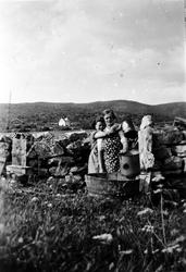 Valborg Nylund og Ingebjørg Eilertsen vasker klær ute hos Ko