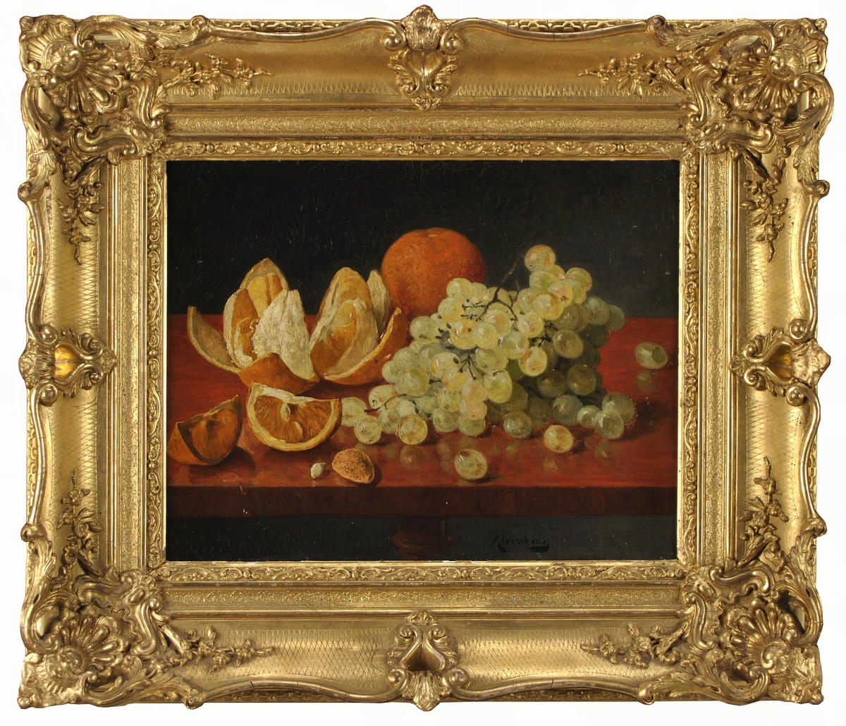 Stilleben med vindruvsklase, en hel apelsin och en apelsin skuren i klyftor samt en mandel oskalad, på ett rödbrunt bord, svart bakgrund.