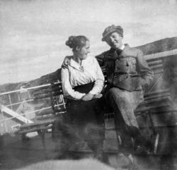 Gruppebilde av to personer sittende sammen. Bildet er trolig