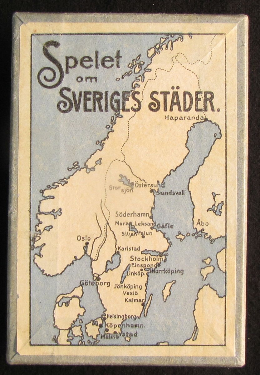 Ett kortspel med namnet ''Sveriges städer'' liggande i en papplåda innhållande 115 spelkort samt spelregler.

På varje kort finns namnet på en svensk stad samt län. Spelet gick sedan ut på att samla alla städer i ett och samma län.