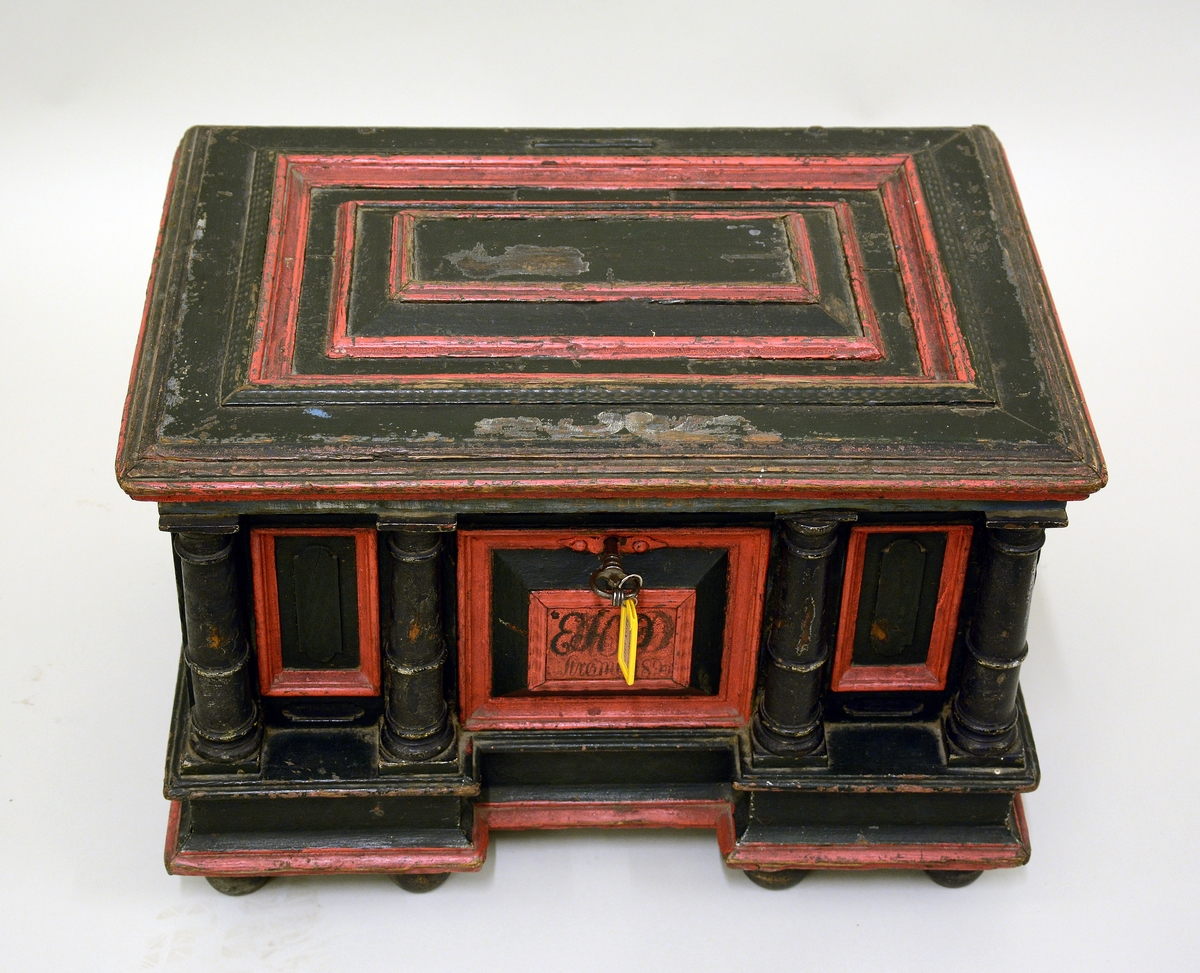 Fra protokollen: Skrin av ek, renæssanse; paa forsiden 4 søiler. Kjøpt omkr. 1830 efter presten Haabert i Drangedal.