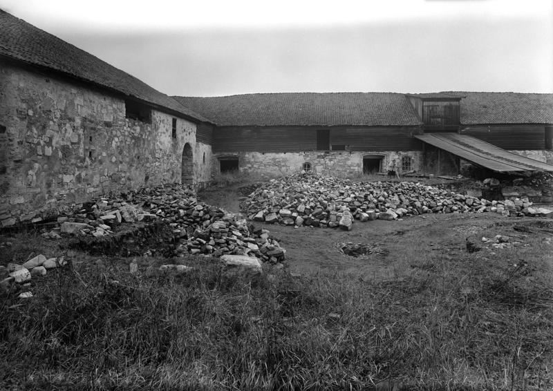 Fotografi av steinhauger i borggården til Storhamarlåven før arkeologiske utgravninger av middelalderruinene her.