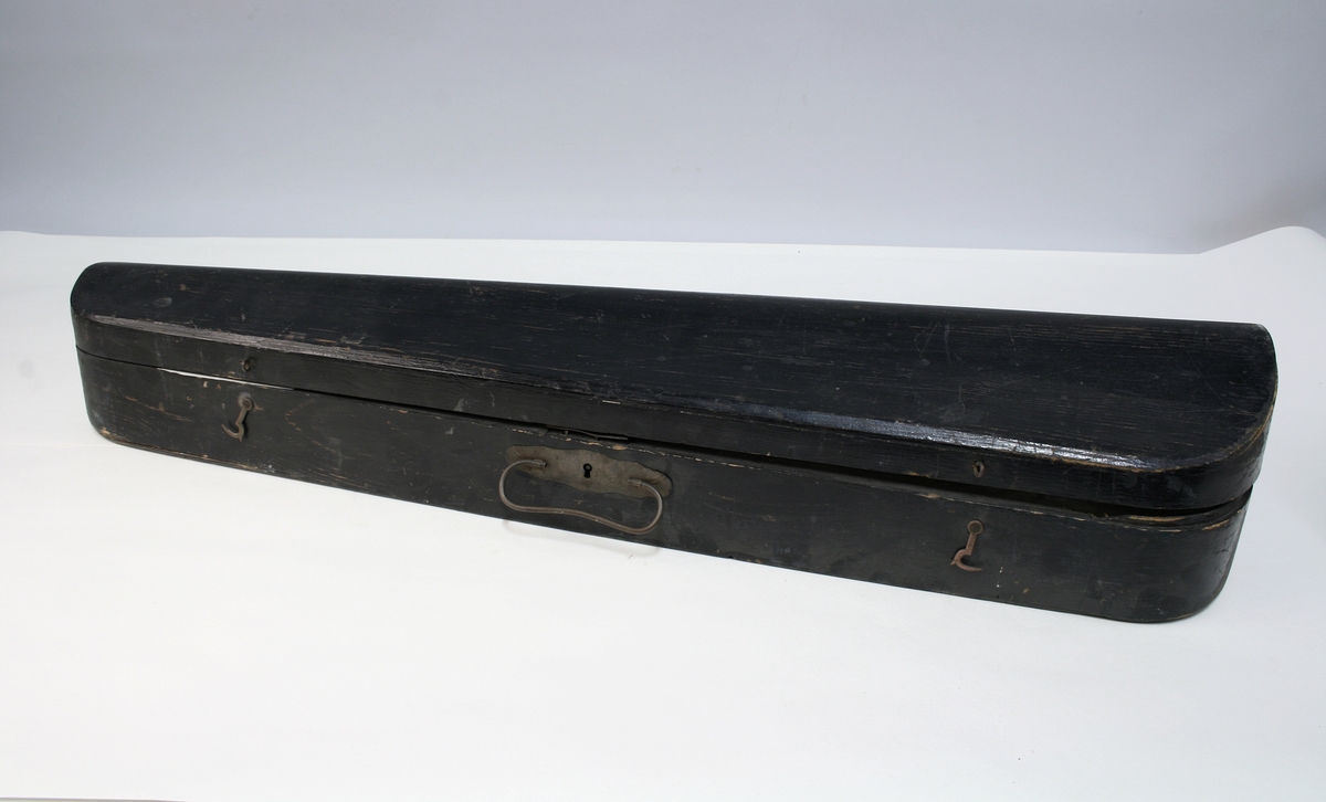 Fiolinkoffert i tre med skjult spritbeholder i blikk for smugling.