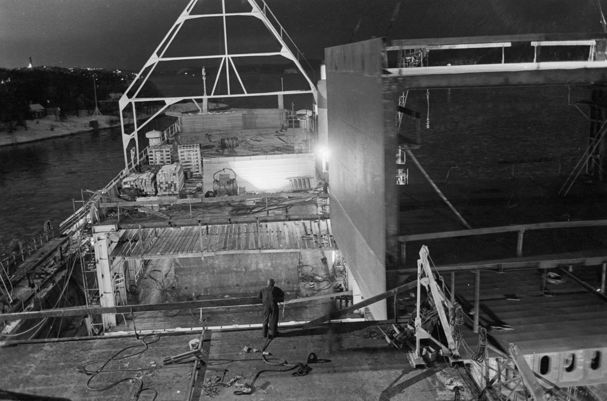 Ekensbergs varv 1970. Transatlantics lastfartyg SCANDIC förlängs i stora dockan, ny sektion lyfts på plats med hjälp av pontonkranen LODBROK.