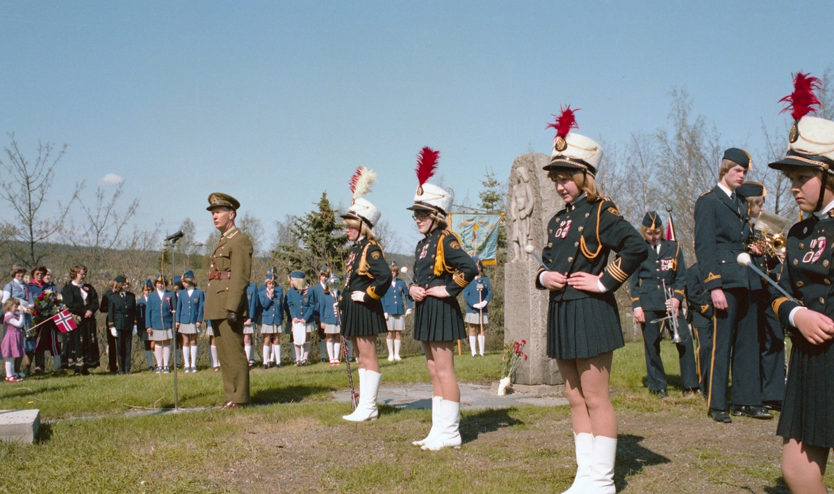 17.mai tog og feiring, Sagdalen Skole, Strømmen, samt kransnedleggelse ved minnesmerke over falne fra Skedsmo, nord for Strømmen kirke , reportasjebilder