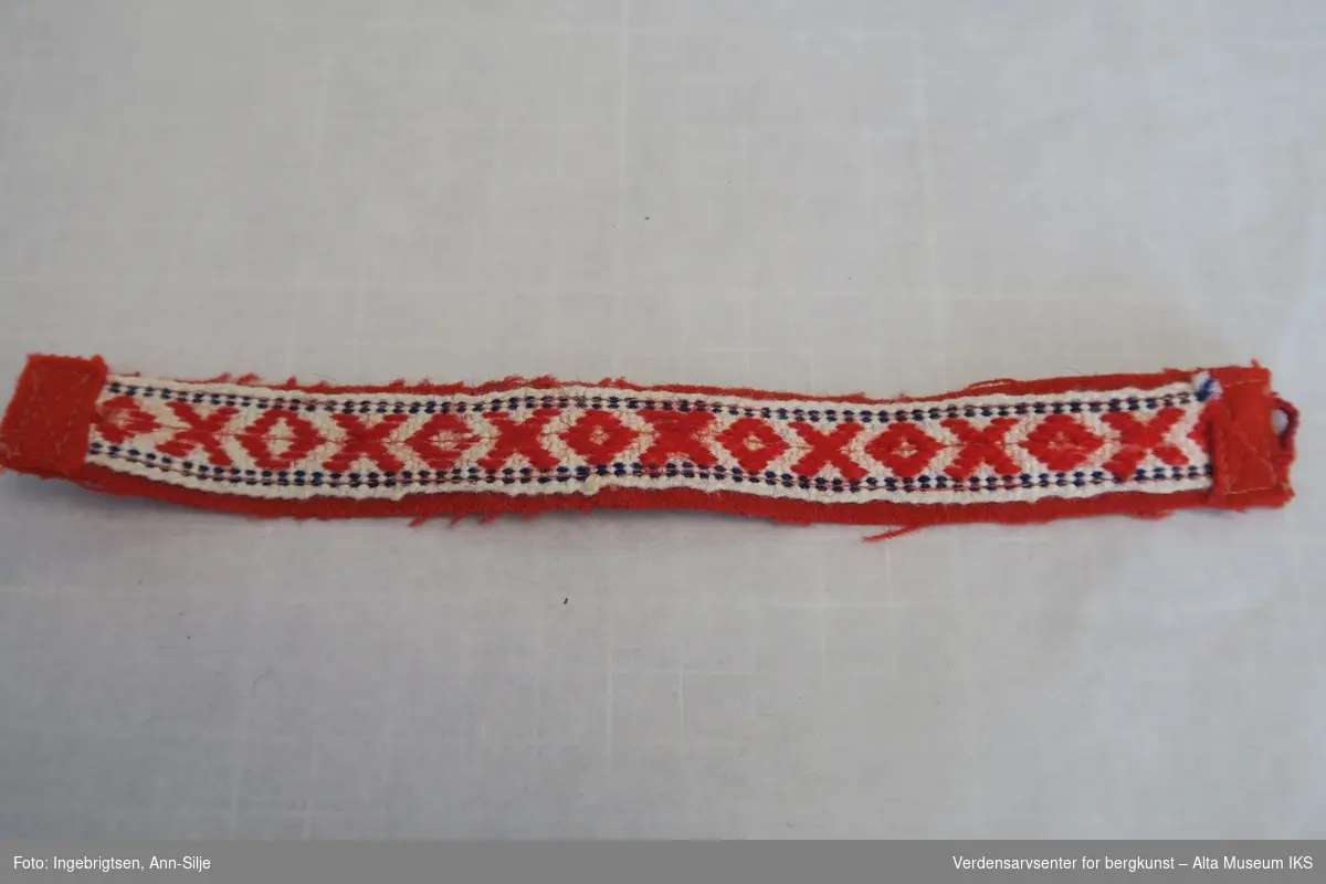 Vevde dukkebelter. De er mest sannsynlig laget av overskuddsbånd til beltekant eller skallebånd. Mønstrene på båndene ble brukt flere steder i Finnmark.