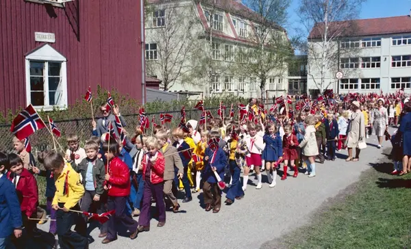 17.maifeiring, Strømmen, reportasjebilder