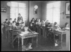 "231. Vanførehjemmet. Fra arbeidsstuene." står det på glassp