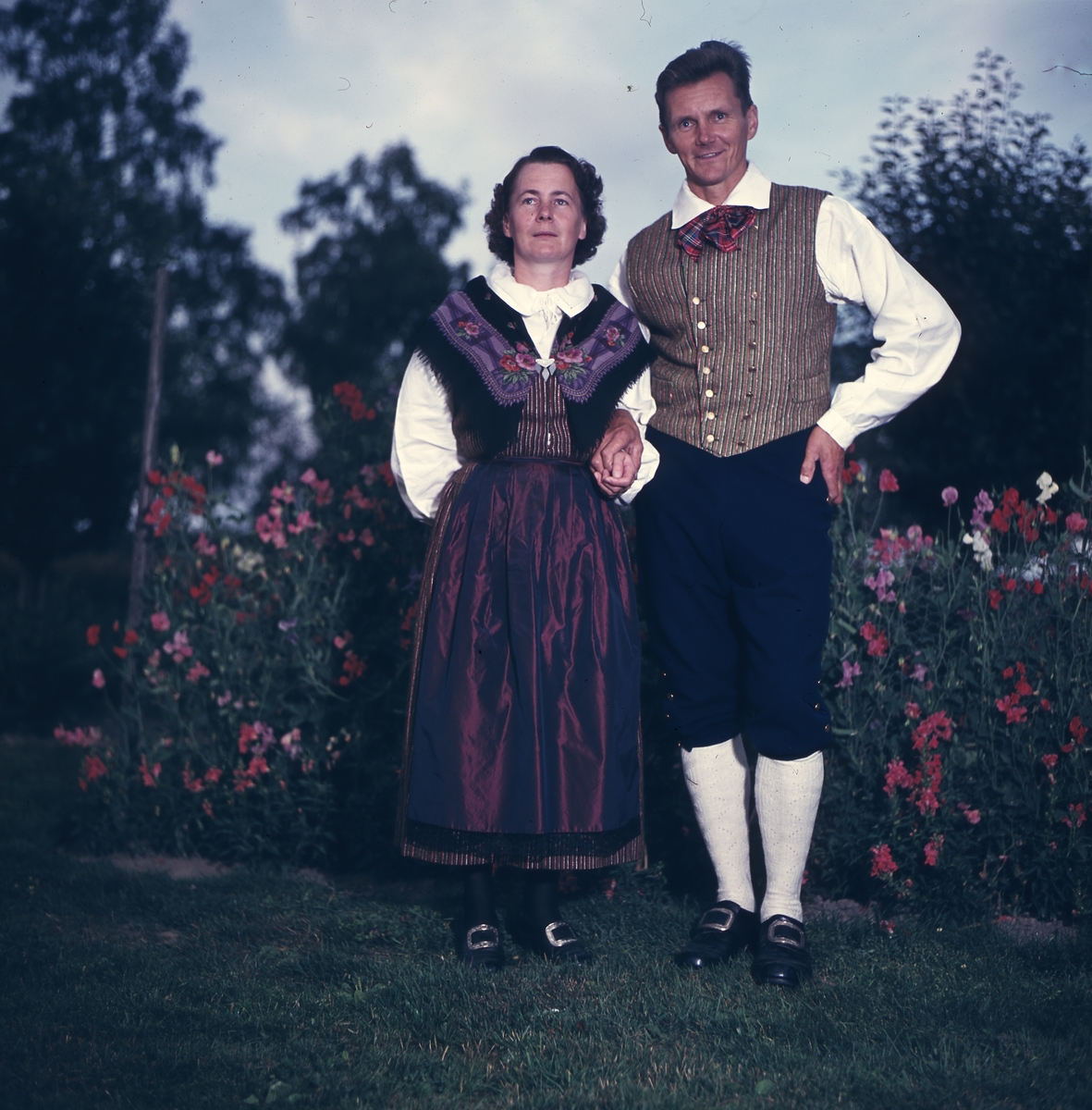 Hilding och hans fru poserar i hembygdsdräkter. - Hälsinglands Museum ...