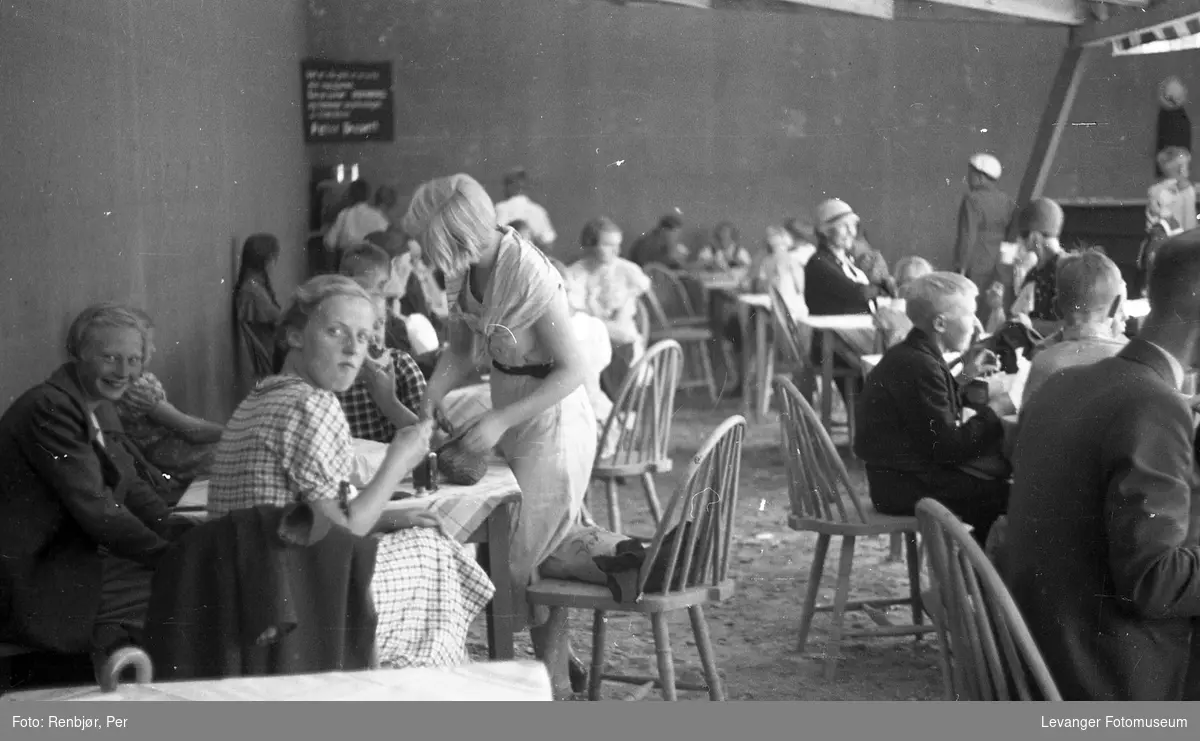 Fra byjubileet i 1936 sommerutstilling, folk spiser.