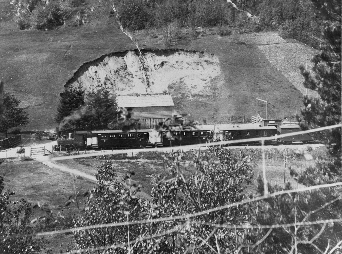 Tog på Nesttun-Osbanen på Kuven stoppested i 1919. Utsnitt av større landskapsfoto.