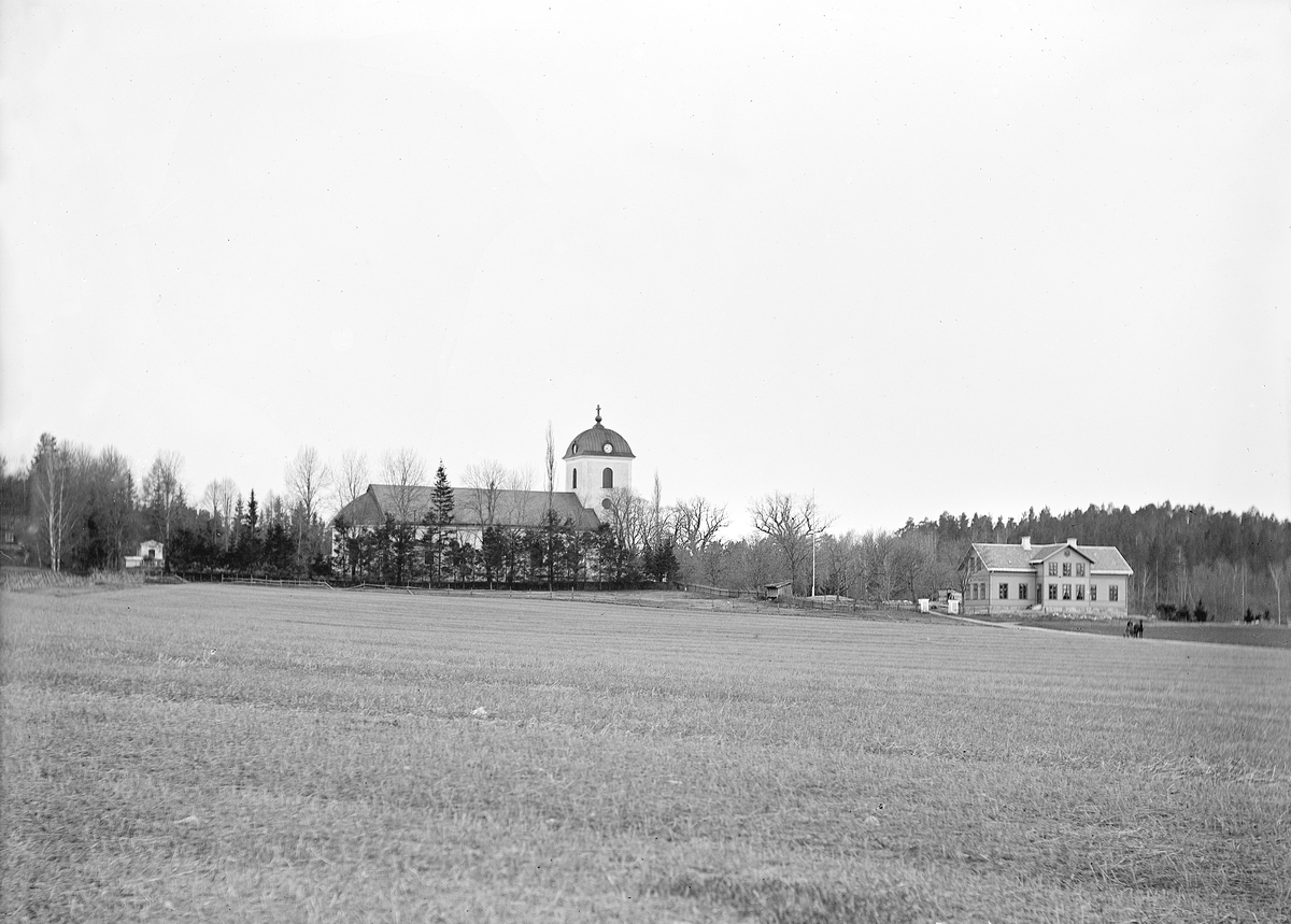 Vy mot Sankt Anna kyrka och kyrkskola 1905. Skolan uppfördes 1902.