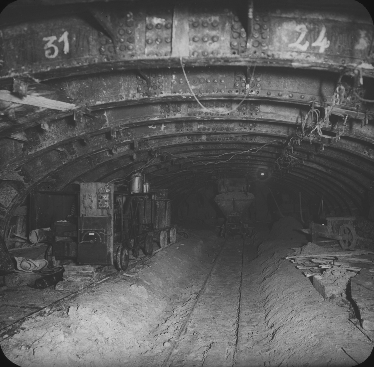 Bygget av tunnelbanan i Paris 1899-1911. "Le Métro de Paris".