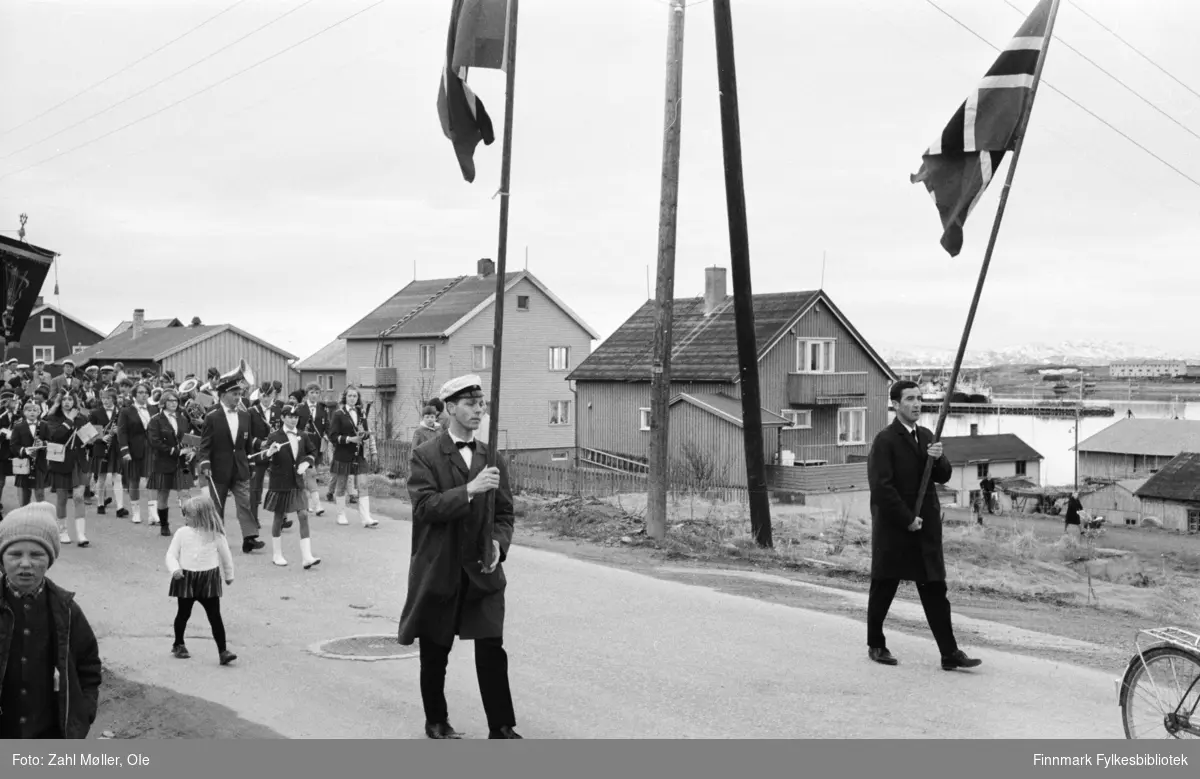 Vadsø 1968, Sangen og Musikkens Dag. Sangere går i prosesjon med flaggbærere og korpset følger etter.