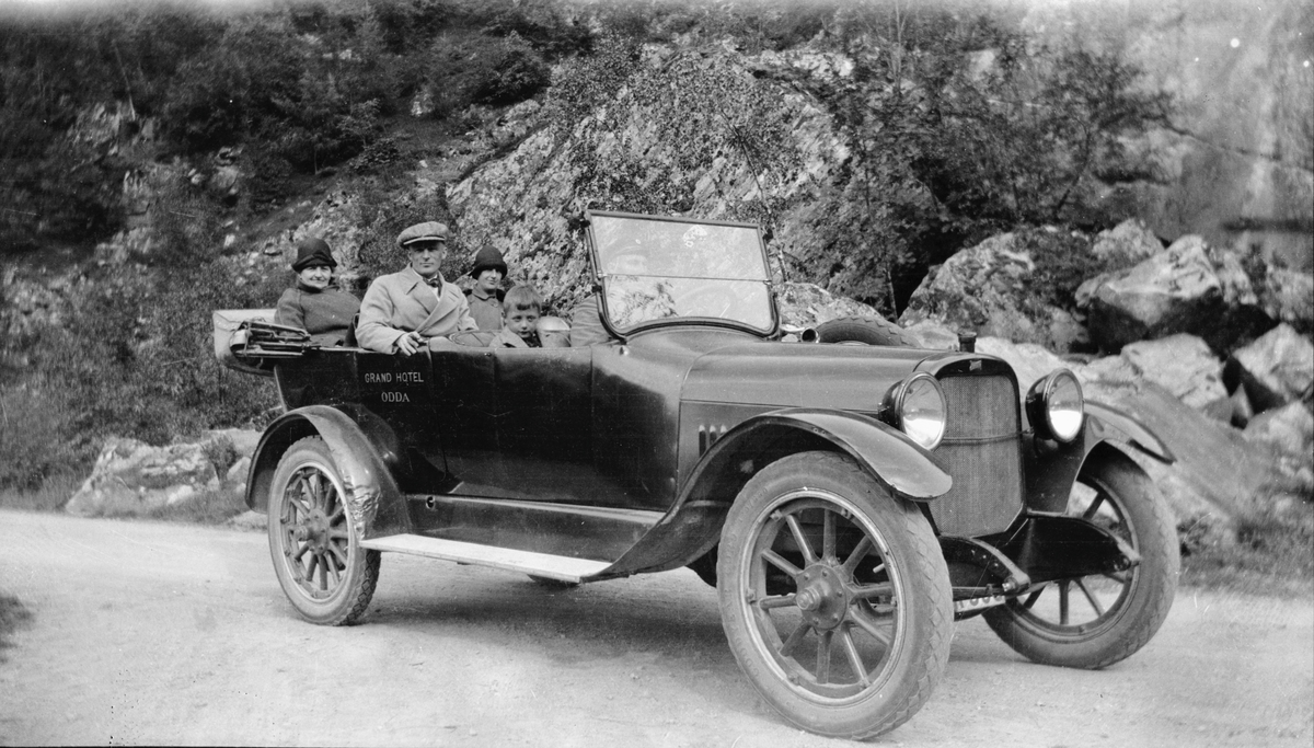 Gjester på utflukt med bilen til Grand Hotel i 1935