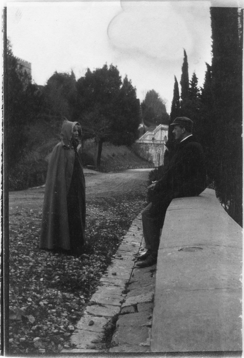 Ester Ellqvist-Bauer samtalar med en herre på vägen upp till Pizzale Michelangelo i Firenze, Italien.