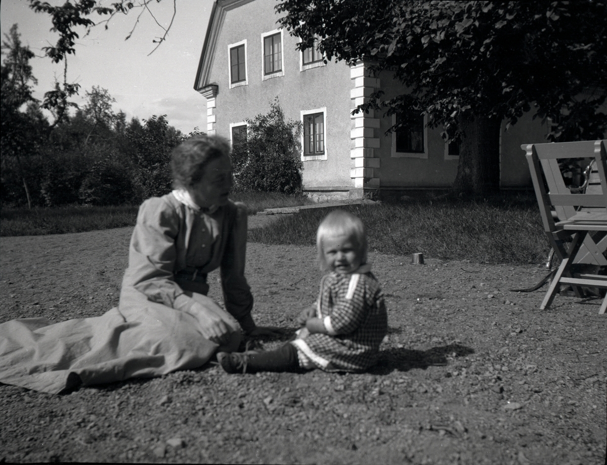 Nina Hammarskjöld med ett barn på Tuna gård.