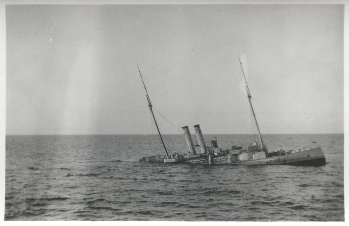 Kanonbåten ROTA sjunker efter eldgivning från DROTTNING VIKTORIA vid skjutövning med medelsvårt artilleri, sommaren 1929.