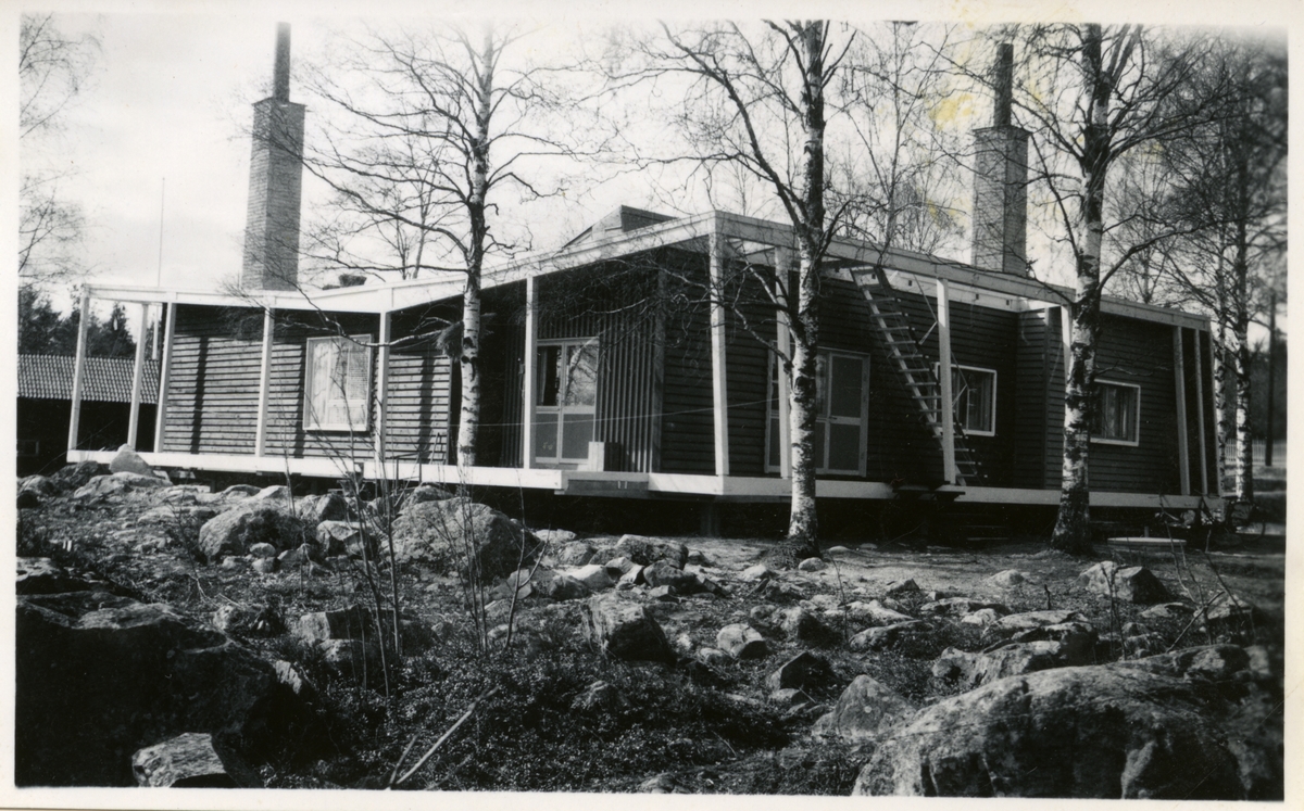 Ralph Erskine ritade en bungalow åt förvaltare Elof Nilsson (Kopparfors Sulfitfabrik i Gästrike-Hammarby). Den byggdes i Storvik 1949.
