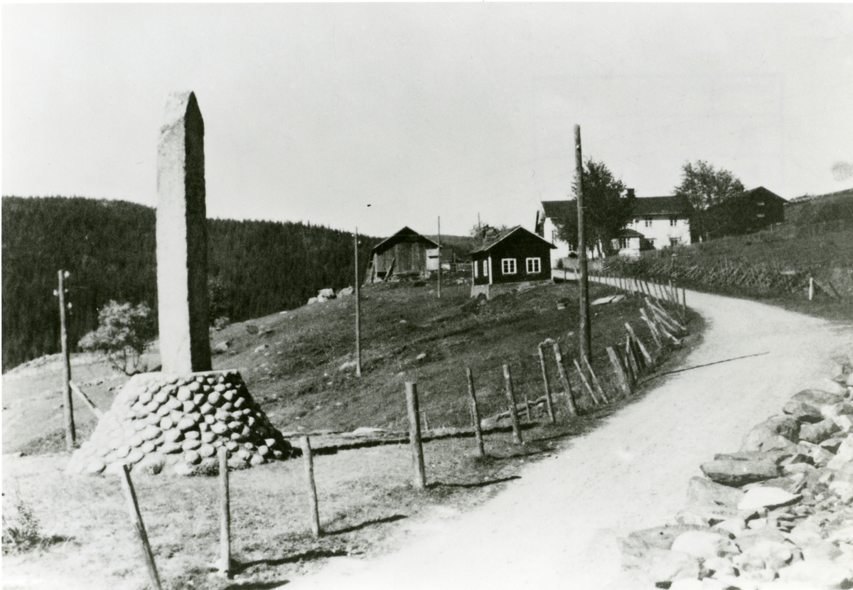 Søre Bøen, Reinli, Sør-Aurdal. Bautasteinen ved Reinli stavkyrkje, til venstre på bildet.