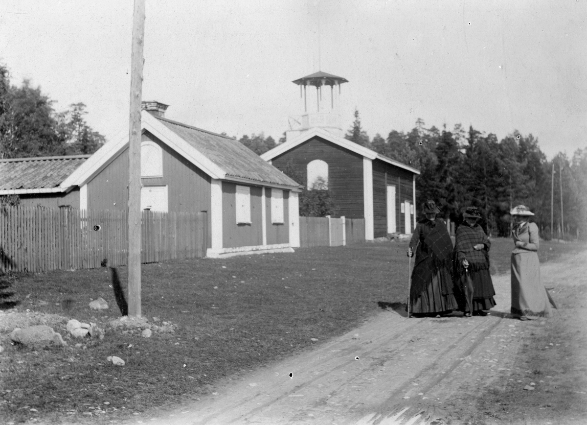 Tre damer utanför Luthens fäbodar ovanför Bönavägen - motsatt Miramare (Konsumbadet) och Storsand 1903.