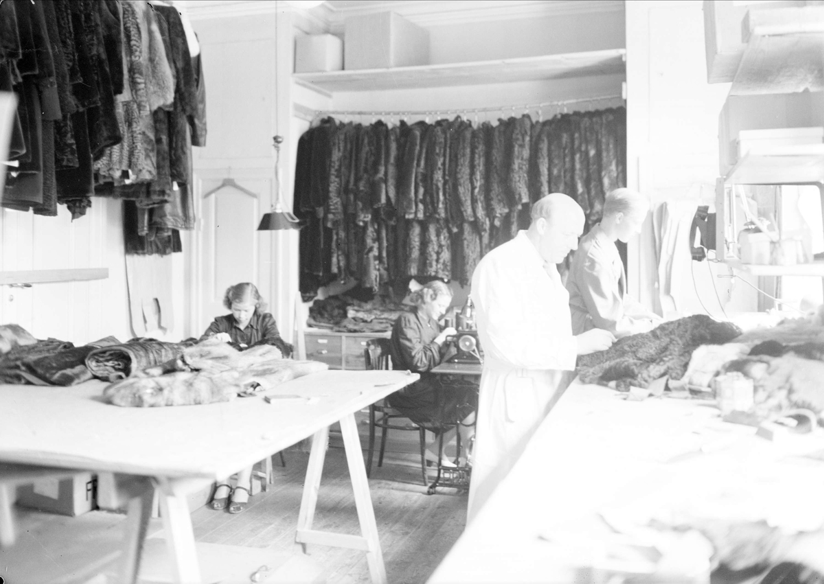 Interiör från körsnärmästare Ragnar Björkmans lokaler på Drottninggatan 1, Uppsala 1944