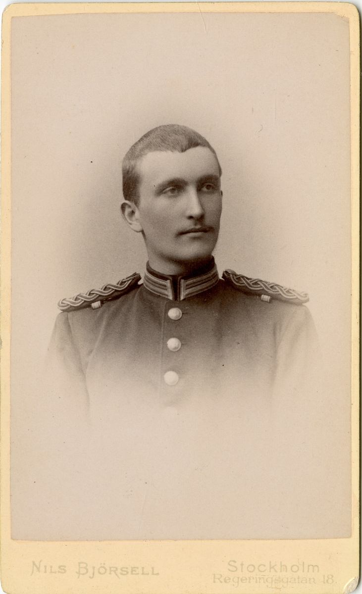 Porträtt av Axel Magnus Adlercreutz, officer vid Västmanlands regemente I 18.
Se även bild AMA.0006790.