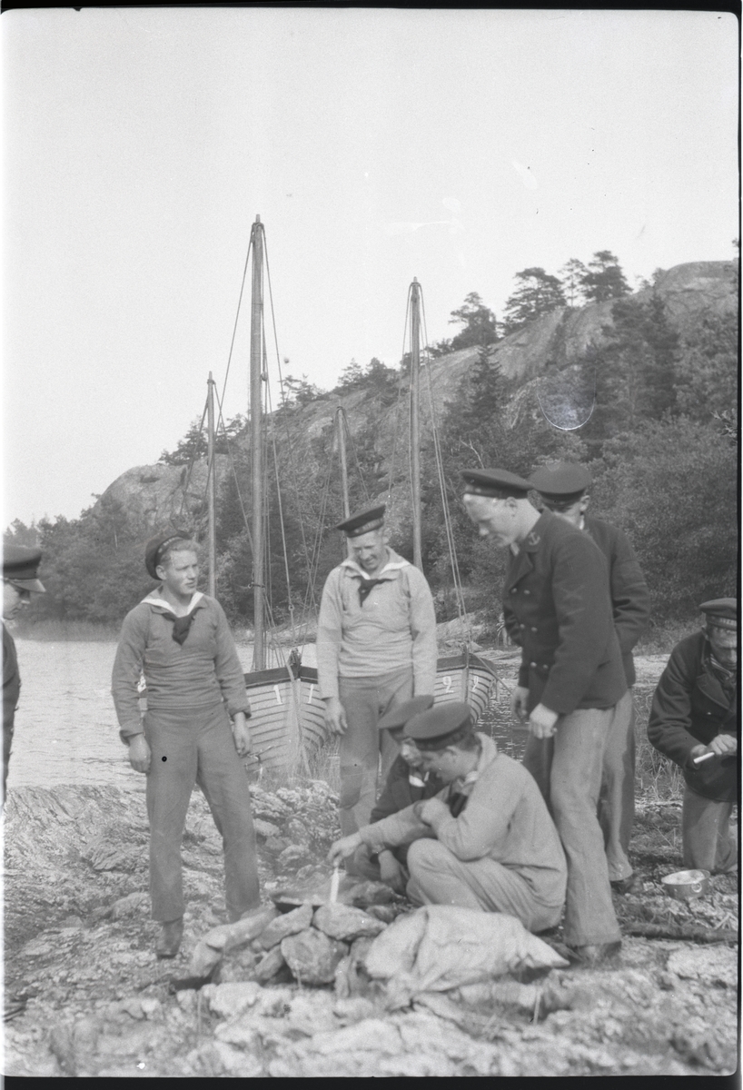 Matroser från pansarskeppet SVERIGE lagar mat i det fria vid 
Älvsnabben 1929