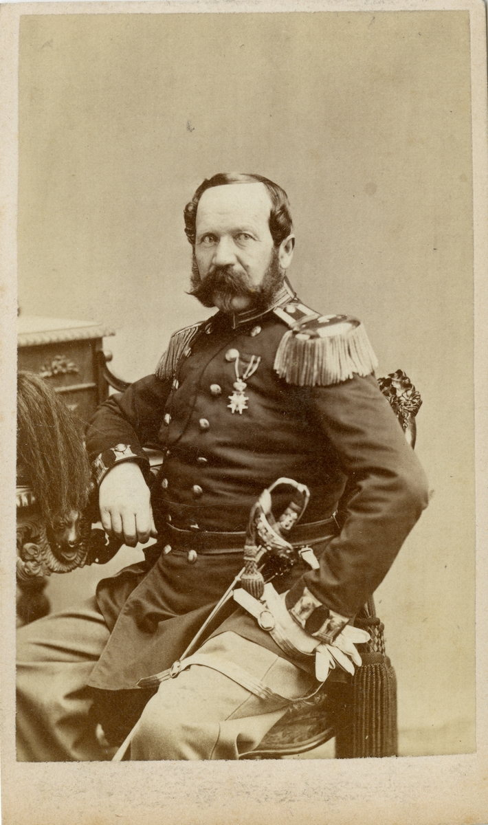 Porträtt av Carl Georg Gabriel Hagberg, major vid Upplands regemente I 8.

Se även bild AMA.0007600.