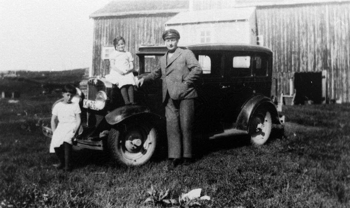 Agnes, Ågot og Nils Wulff med en bil.