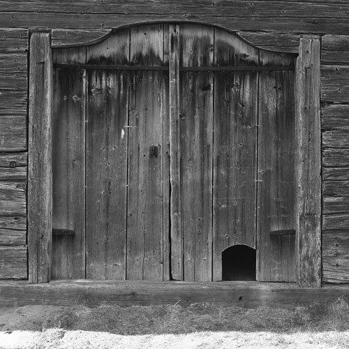 En port med dubbeldörrar vid gården Ersk-Mats i Hassela den 27 juli 1982. Ena dörren har en öppning nedtill.