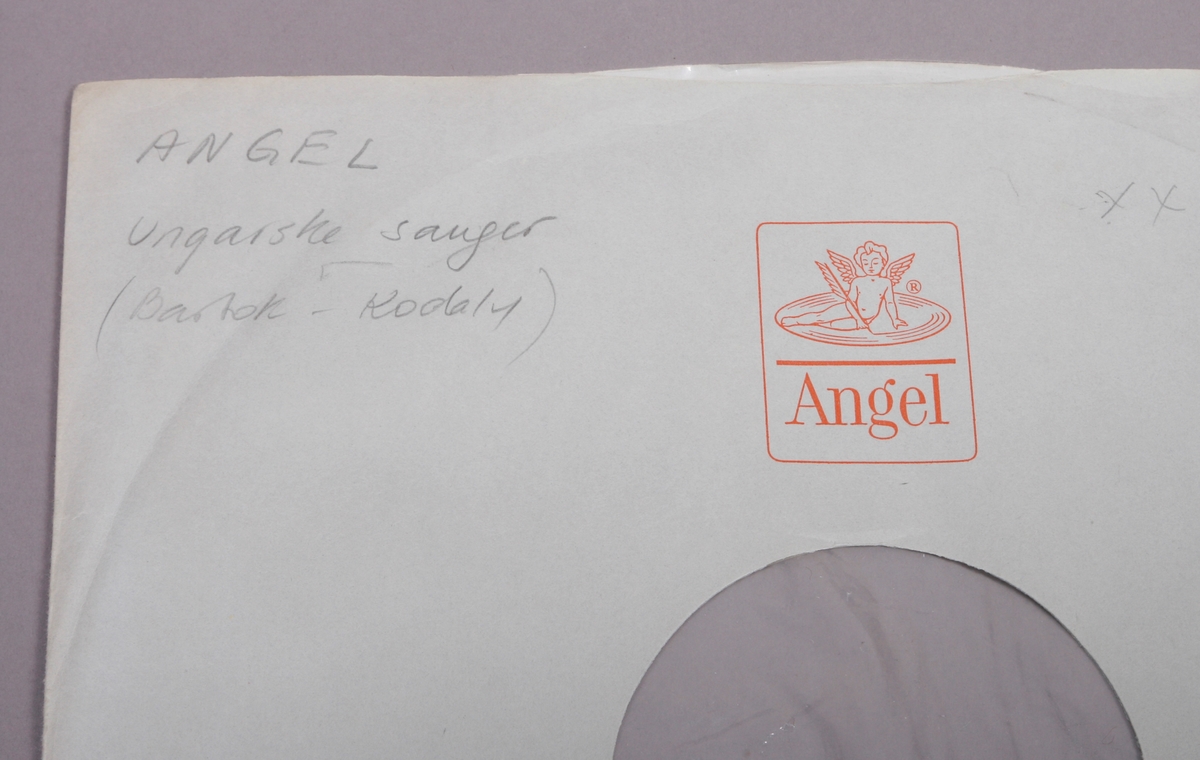 Grammofonplate i svart vinyl. Plata ligger i en papirlomme med plastfôr merket "Angel Revords".