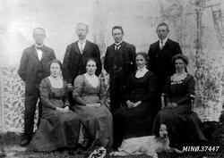 Familiebilde. 1. rekke: Sigrid Gjelten (Smehaug), Mali Leten