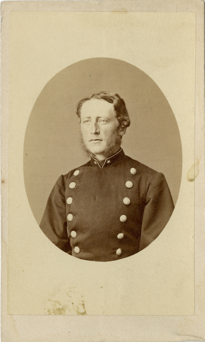 Porträtt av Adolf August Olsen, underlöjtnant vid Flottan.