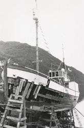 Båten m/b "Heland" på slipp ved Vik båtbyggeri i Austefjord 