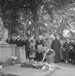 Kolbjørn Ryggs urne settes ned på Domkirkegården