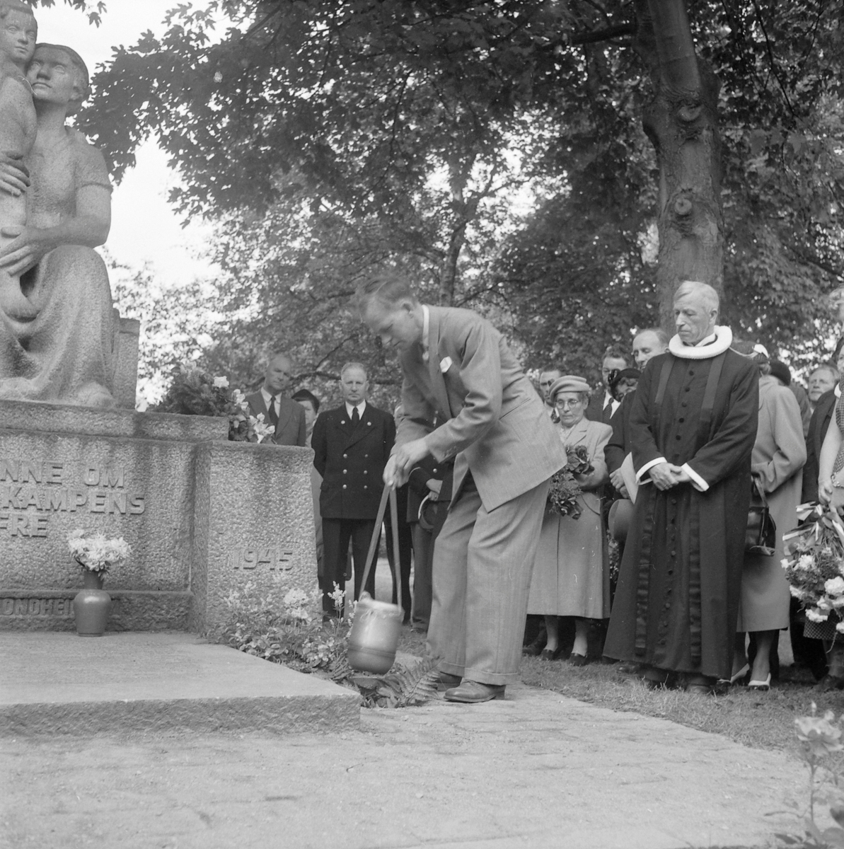 Kolbjørn Ryggs urne settes ned på Domkirkegården
