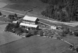 Flyfoto fra et gårdbruk, trolig i Sunndal kommune. Eier av o
