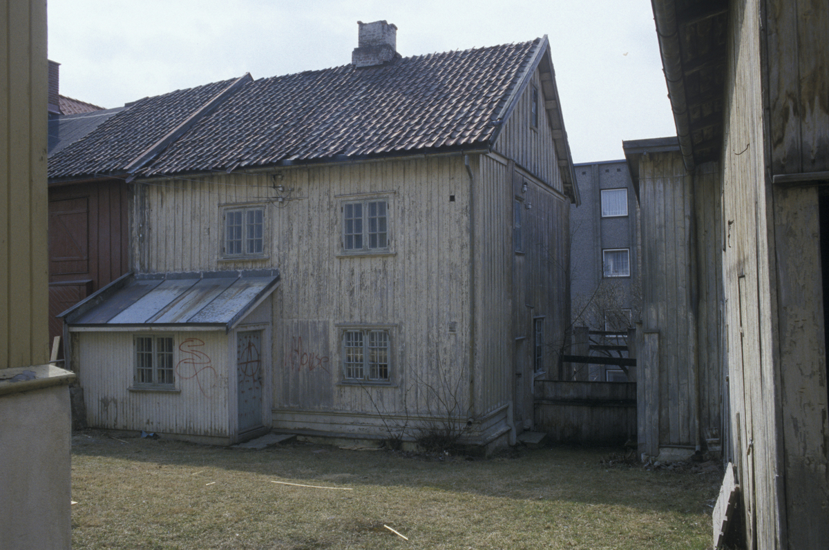 Lillehammer, sentrum, bakgård til Storgata 46-48 med fengslet, uthus
