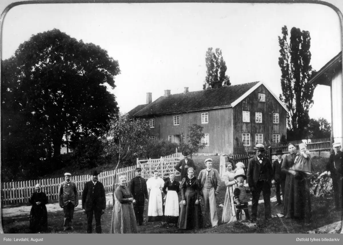 Heie gamle prestegård 1899 i Borge. På baksiden "Heie Taget 1899". Prestegården ble bygd ca. 1740. Våningshus og våningshus til h. Gården delt før. Skal rives (1993) Navneliste, plassering, se fotokort.